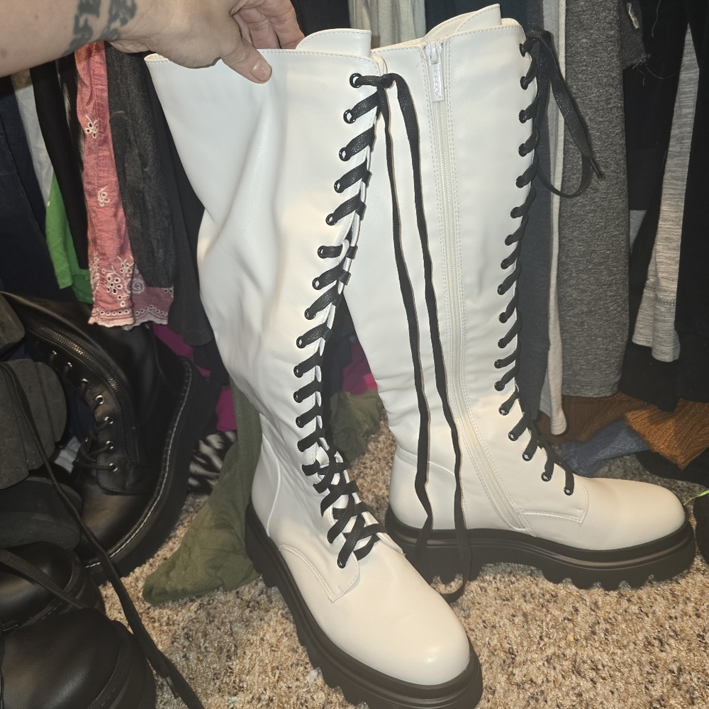 Pure knee high white size 7 boot